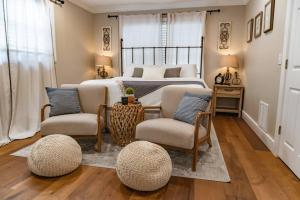 Ένα ή περισσότερα κρεβάτια σε δωμάτιο στο Renovated Downtown Apartment - B