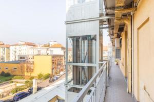 balcón con vistas a la ciudad en Modern apartment in Milano Centrale next to Metro M5 - Sarca 73, en Milán