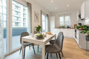 O bucătărie sau chicinetă la Rosenberg-Suites - Zentral, Stellplatz, große Terrasse, Business & Privat
