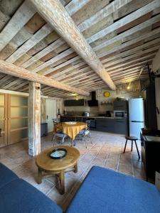 sala de estar con mesa y cocina en L'Atelier d'André, en Beaumes-de-Venise