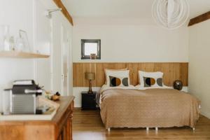 1 dormitorio con 1 cama grande y TV en Mollenvlied, en Vaassen