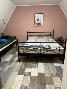 een slaapkamer met een bed in een kamer bij Ferienwohnung am Moor in Rehden
