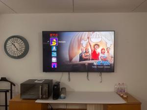 TV a/nebo společenská místnost v ubytování Private room with independent entrance
