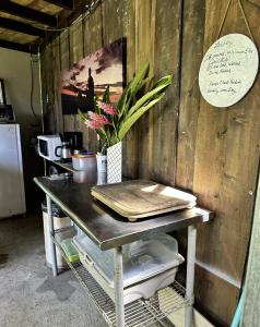 Casa Morpho Uvita Guesthouse في أوفيتا: طاولة عليها لوحة تقطيع في مطبخ