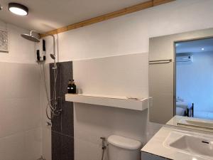 Ванная комната в Luxe Nan Twin Bed Room