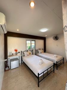 Кровать или кровати в номере Luxe Nan Twin Bed Room
