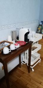 einen Tisch mit einem Mixer und Geschirr darauf in der Unterkunft Bed & Breakfast Gli Oleandri in Stresa