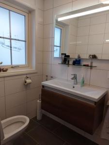 a bathroom with a sink and a toilet at Rorbu i Austevoll med 3 soverom og mulighet for båtleie in Kolbeinsvik