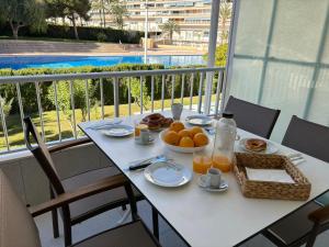- une table avec un bol d'oranges sur un balcon dans l'établissement Céntrico apartamento Playa de San Juan Alicante, à Alicante