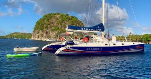 deux bateaux sont amarrés dans l'eau près d'une île dans l'établissement Baradozig, à Terre-de-Haut