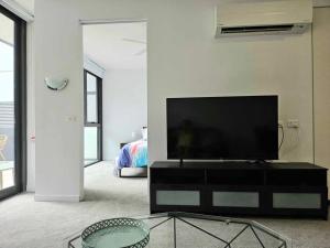 uma sala de estar com uma televisão de ecrã plano numa cómoda em Ground floor apartment in Lyons em Lyons
