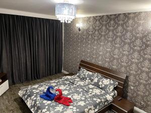 due peluche sedute su un letto in una camera da letto di Cozy studio tiglina a Galaţi