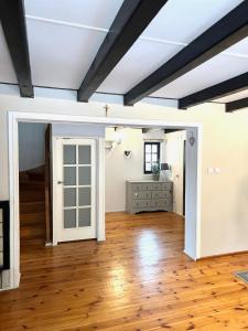 an empty living room with a wooden floor and a ceiling at Wałpusz Holiday Home in Szczytno