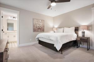 1 dormitorio blanco con 1 cama y ventilador de techo en New! Northwoods Luxury - 5 Pines On Trout Lake, en Pine River