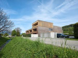 un edificio con un coche aparcado delante de él en Penthousewohnung mit Bergblick - klimatisiert, en Klaus