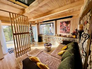 una sala de estar con sofá en una casa en Romantic cabin with hot/cold tub and finnish sauna en Šentvid pri Stični