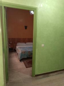 een deur naar een slaapkamer met een bed erin bij Hotel Des voyageur in Ouarzazate