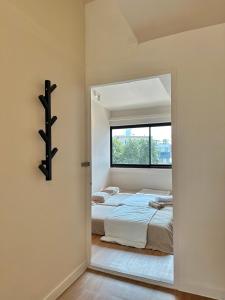 Tempat tidur dalam kamar di Room 580m bts Prompong