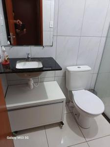 Baño pequeño con aseo y lavamanos en Apartamento 2 quartos na área central perto do GV Shopping en Governador Valadares