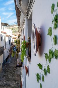 un callejón con un reloj al costado de un edificio en Casa Asia en Granada