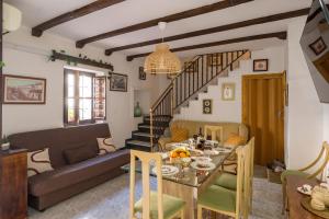 sala de estar con mesa y sofá en Casa Asia en Granada