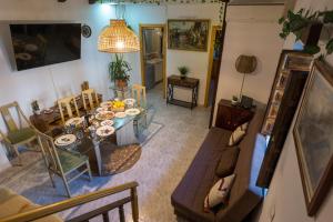 Casa Asia في غرناطة: إطلالة علوية لغرفة معيشة مع طاولة طعام