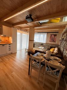 cocina y comedor con mesa y sillas en Romantic cabin with hot/cold tub and finnish sauna en Šentvid pri Stični