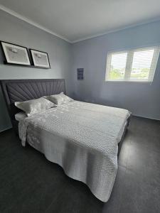 Кровать или кровати в номере Seaview Resort Boca Sami