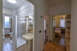 Un baño con lavabo, ducha e inodoro. en Da nonna Agnese, en Savona 6 fotos más