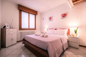 a bedroom with a bed with two stuffed animals on it at Casa Mia ,APT WiFi e Parcheggio nel cuore del Friuli in Osoppo