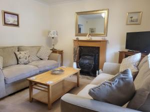 ein Wohnzimmer mit Sofas, einem Tisch und einem Kamin in der Unterkunft Grayz Townhouse - Free onsite parking for 2 cars in Lincoln