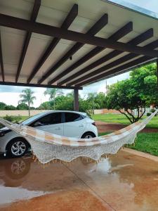 a car parked in a hammock under a carport at Suíte Alto Padrão in Uberaba