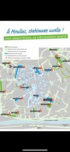 a map of a city with red and blue w obiekcie - Le Gambetta - w mieście Moulins
