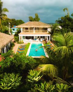 - une vue aérienne sur un complexe avec une piscine dans l'établissement Vikara, à Olón