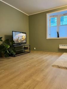 una sala de estar vacía con TV de pantalla plana en Modern apartment in the heart of Bergen, en Bergen
