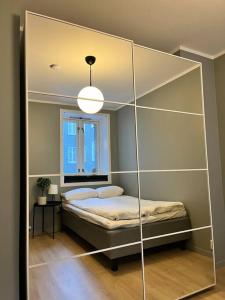 Habitación con cama y espejo grande. en Modern apartment in the heart of Bergen, en Bergen