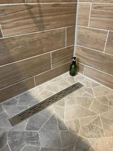 a ruler on a tile floor in a bathroom at Mado Coliving - Studio Appart, Chambre coin cuisine, Chambre in Douala