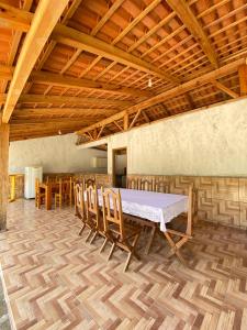 Hospedagem Vilella da Serra في Príncipe: غرفة طعام مع طاولة وكراسي