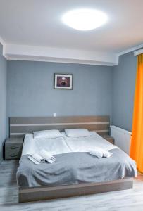 1 dormitorio con 1 cama con 2 toallas en City Hotel Kutaisi en Kutaisi