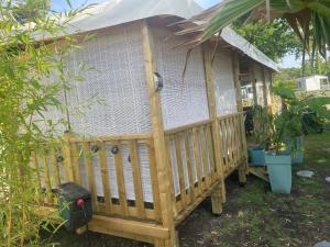 Mobil home 3 chb tout confort, Espace Enfants - Claouey Cap Ferret外面的花园