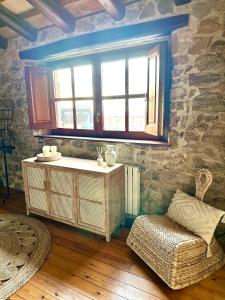 um quarto com uma mesa, uma janela e uma cadeira em B&B La Vista Brava em Platja d'Aro