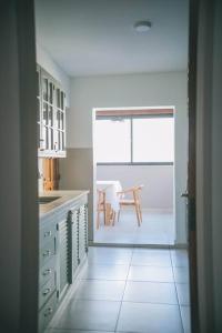 eine Küche mit einer Tür, die auf eine Terrasse mit einem Tisch führt in der Unterkunft Amplio departamento en Mitre 565 in Mendoza