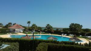 vista para a piscina num resort em Apartamento Toledo 8 em El Rompido