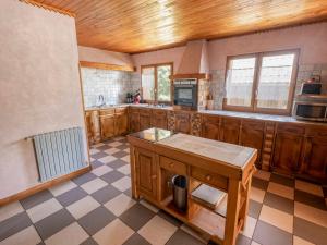 een grote keuken met houten kasten en een aanrecht bij Chalet Albiez-Montrond, 7 pièces, 14 personnes - FR-1-618-36 in Albiez-Montrond