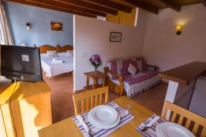 - un salon avec un canapé et une table dans l'établissement Hostal Cala Boix, à Es Cana