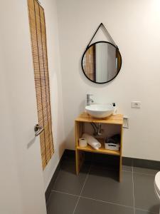 een badkamer met een wastafel en een spiegel bij Hierro in Frontera