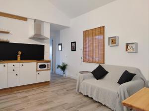 ein Wohnzimmer mit Sofa und Flachbildfernseher in der Unterkunft Hierro in Frontera