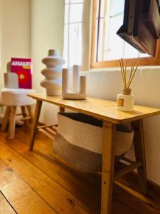 einem Holztisch mit Vasen auf einem Tisch in der Unterkunft B&B La Vista Brava in Platja  d'Aro