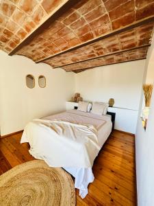 sypialnia z dużym łóżkiem i drewnianą podłogą w obiekcie B&B La Vista Brava w mieście Platja  d'Aro