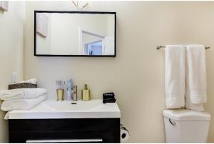 ワシントンにあるLuxurious and Peaceful Room in Washington DCの洗面台、鏡、トイレ付きのバスルーム +6枚の写真